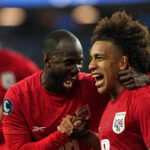 Adalberto Carrasquilla #8 do Panamá comemora com seu companheiro de equipe Cecilio Waterman #18 depois de marcar um pênalti contra o México durante a partida final da Liga das Nações da CONCACAF no Estádio SoFi em 23 de março de 2025 em Inglewood, Califórnia.