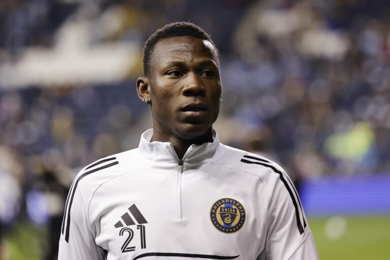 Danley Jean Jacques #21 da Philadelphia Union que representará o Haiti na Copa do Mundo de 2026, se aquece antes da partida da Semifinal da Conferência entre a Philadelphia Union e o New York City FC 23 de novembro de 2025 em Chester, na Pensilvânia. (Foto de Adam Hunger/Getty Images)
