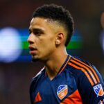 CINCINNATI, OHIO - 8 DE NOVEMBRO: Brenner, número 8 do FC Cincinnati, reage após uma decisão da arbitragem durante a partida contra o Columbus Crew, válida pelos playoffs da MLS, no TQL Stadium, em 8 de novembro de 2025, em Cincinnati, Ohio. (Foto de Chris Carter/Getty Images)