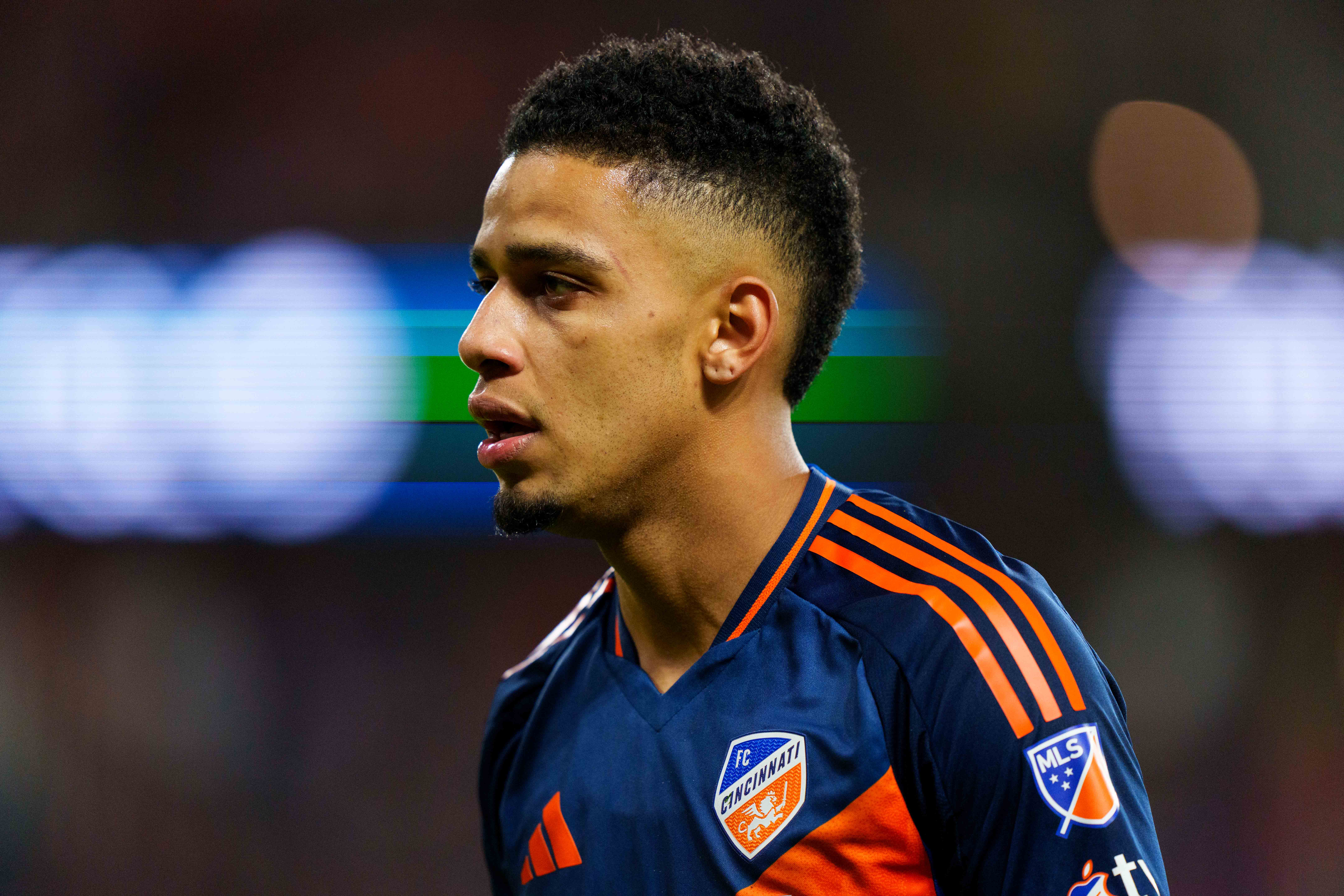 CINCINNATI, OHIO - 8 DE NOVEMBRO: Brenner, número 8 do FC Cincinnati, reage após uma decisão da arbitragem durante a partida contra o Columbus Crew, válida pelos playoffs da MLS, no TQL Stadium, em 8 de novembro de 2025, em Cincinnati, Ohio. (Foto de Chris Carter/Getty Images)