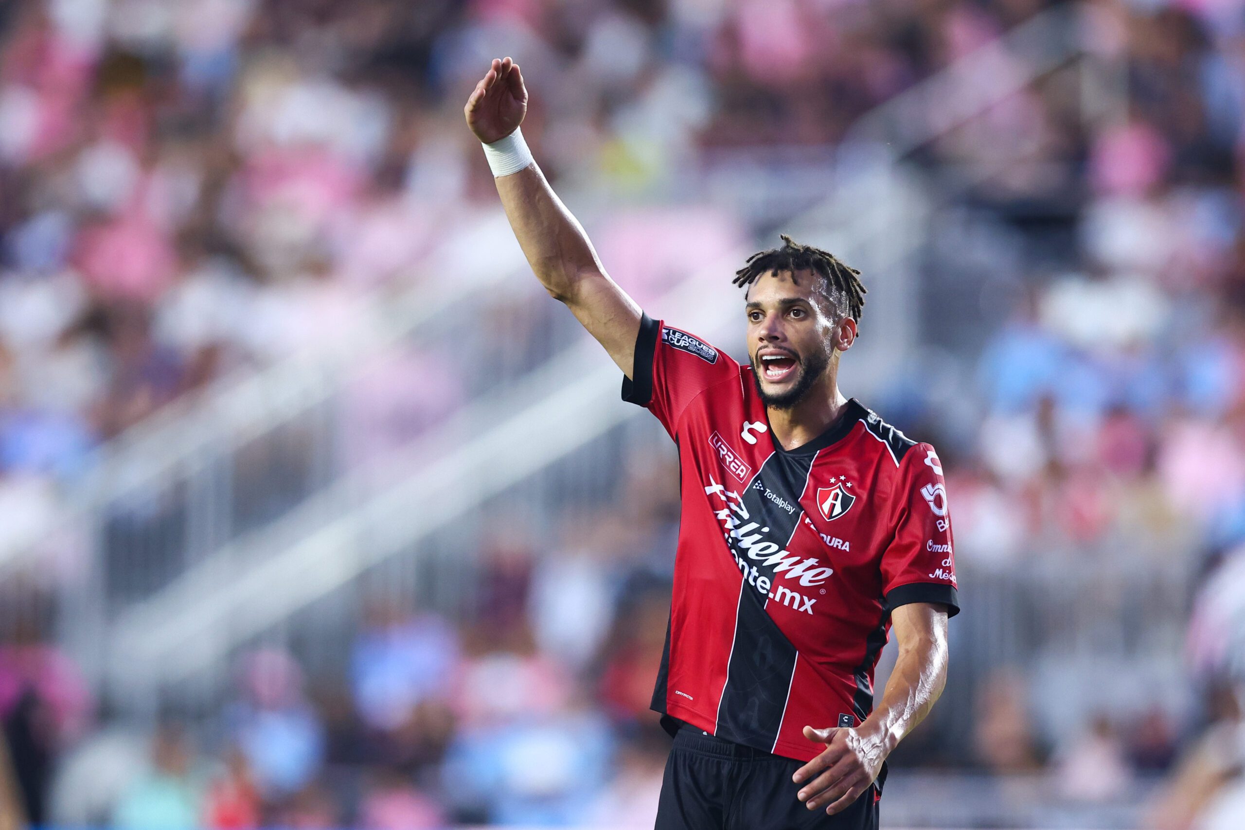 Matheus Dória, camisa 5 do Atlas, reage durante o primeiro tempo da partida da primeira fase da Leagues Cup entre Inter Miami CF e Atlas FC no Chase Stadium, em 30 de julho de 2025, em Fort Lauderdale, Flórida. (Foto de Megan Briggs/Getty Images)