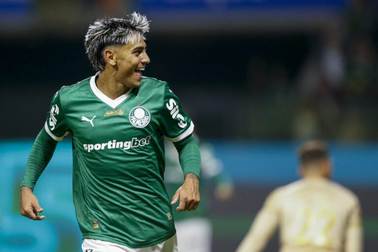 Facundo Torres do Palmeiras comemora após marcar o primeiro gol de seu time durante uma partida entre Palmeiras e Mirassol no Brasileirão 2025 no Allianz Parque em 16 de julho de 2025 em São Paulo, Brasil.