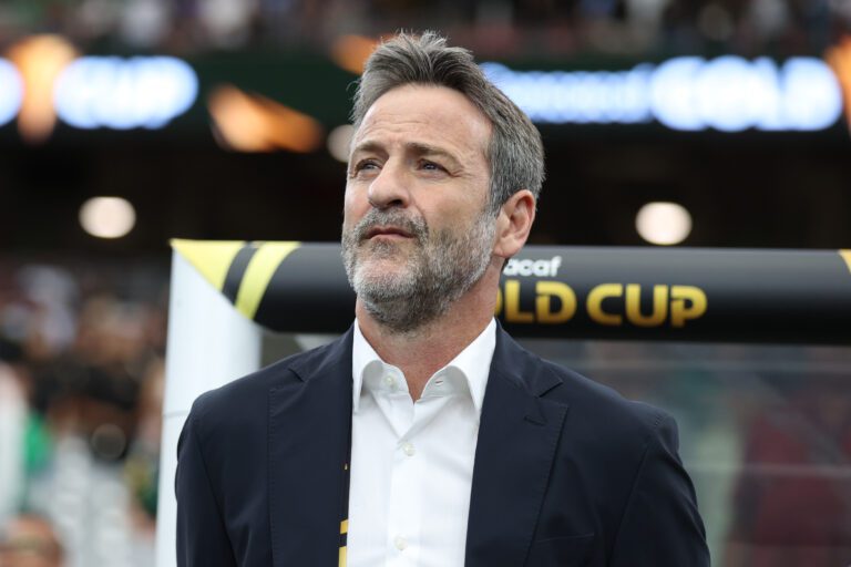 O técnico do Panamá, Thomas Christiansen, observa o jogo antes da partida das quartas de final da Copa Ouro da CONCACAF de 2025 contra Honduras