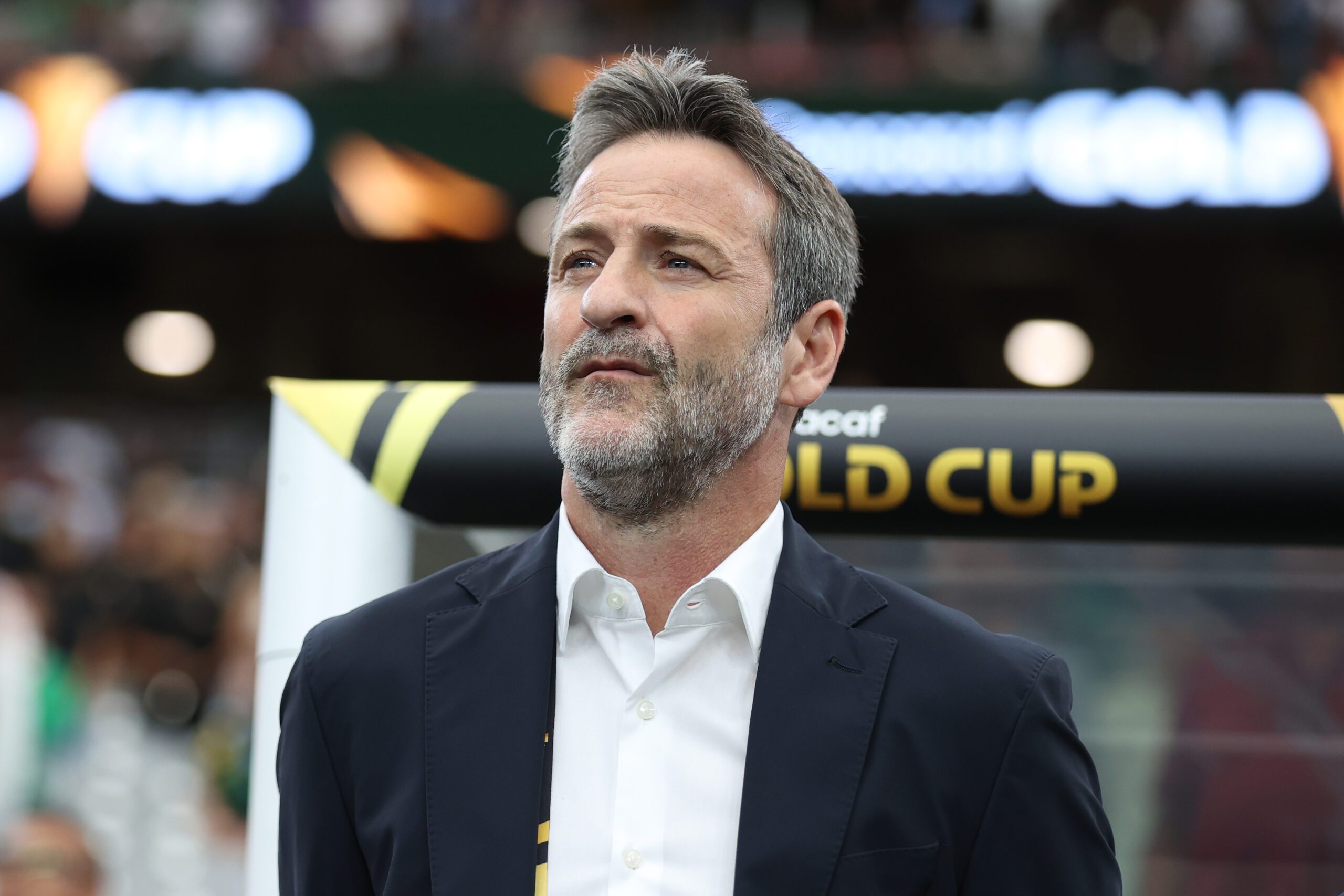 O técnico do Panamá, Thomas Christiansen, observa o jogo antes da partida das quartas de final da Copa Ouro da CONCACAF de 2025 contra Honduras