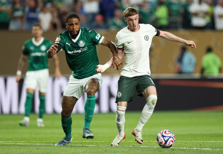 Cole Palmer #10 do Chelsea FC controla a bola enquanto está sob pressão de Micael #13 do Palmeiras durante a partida das quartas de final da Copa do Mundo de Clubes da FIFA de 2025 na Filadélfia, Pensilvânia. (Foto de Francois Nel/Getty Images)