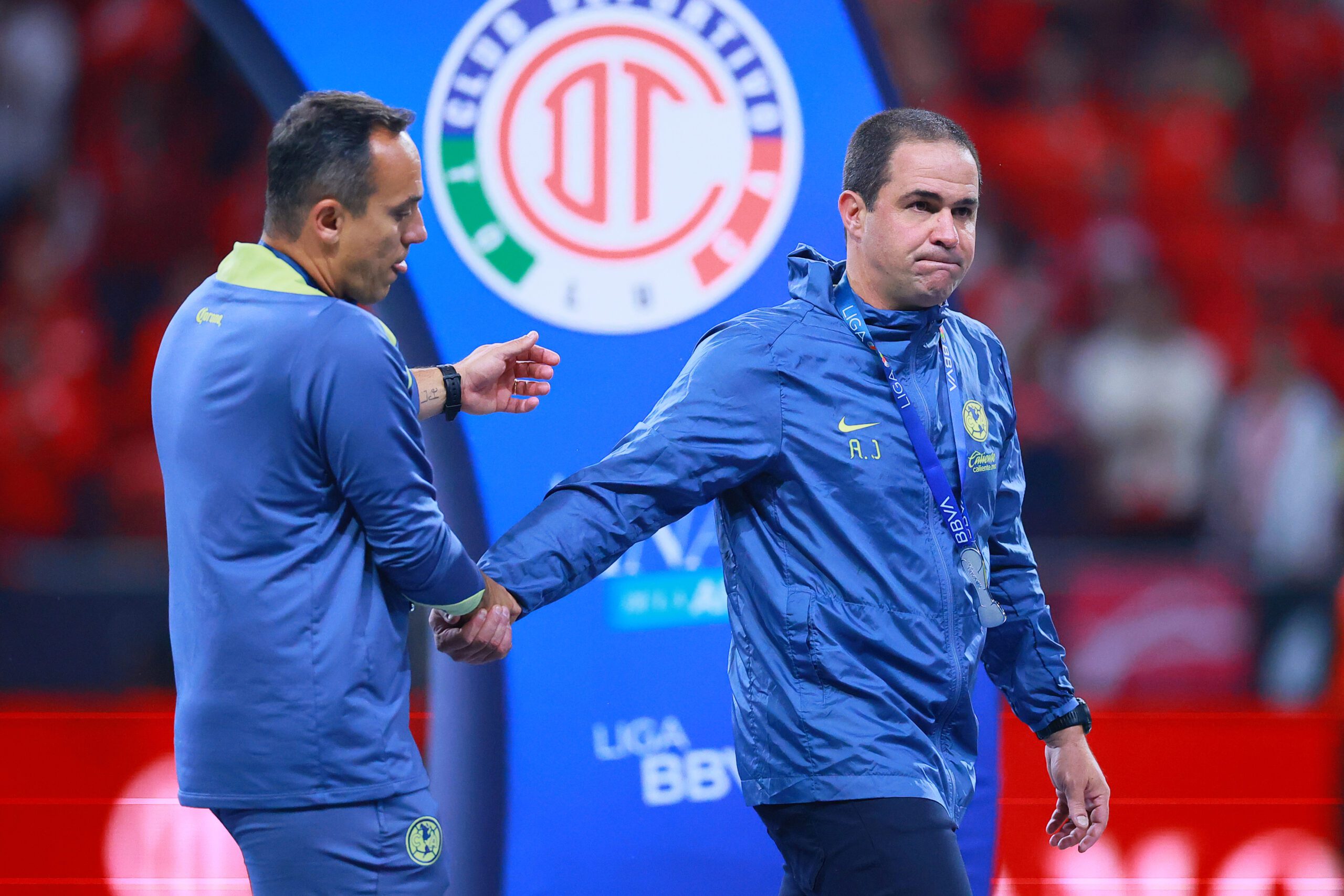 TOLUCA, MÉXICO - 25 DE MAIO: Andre Jardine, treinador principal do Club America, reage após receber a medalha de vice-campeões após a partida final da segunda mão do Torneo Clausura 2025 Liga MX entre Toluca e Club America no Estádio Nemesio Diez em 25 de maio de 2025 em Toluca, México. (Foto de Manuel Velasquez/Getty Images)