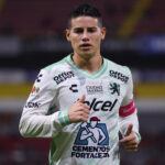 GUADALAJARA, MÉXICO - 22 DE OUTUBRO: James Rodríguez, do León, observa o jogo da 14ª rodada entre Atlas e León, válido pelo Torneio Apertura 2025 da Liga MX, no Estádio Jalisco, em 22 de outubro de 2025, em Guadalajara, México. (Foto de Simon Barber/Getty Images)