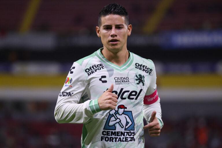 GUADALAJARA, MÉXICO - 22 DE OUTUBRO: James Rodríguez, do León, observa o jogo da 14ª rodada entre Atlas e León, válido pelo Torneio Apertura 2025 da Liga MX, no Estádio Jalisco, em 22 de outubro de 2025, em Guadalajara, México. (Foto de Simon Barber/Getty Images)
