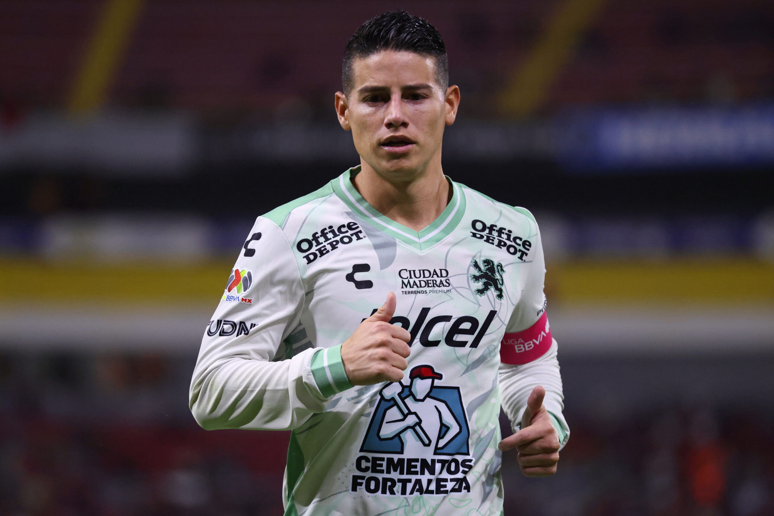 GUADALAJARA, MÉXICO - 22 DE OUTUBRO: James Rodríguez, do León, observa o jogo da 14ª rodada entre Atlas e León, válido pelo Torneio Apertura 2025 da Liga MX, no Estádio Jalisco, em 22 de outubro de 2025, em Guadalajara, México. (Foto de Simon Barber/Getty Images)