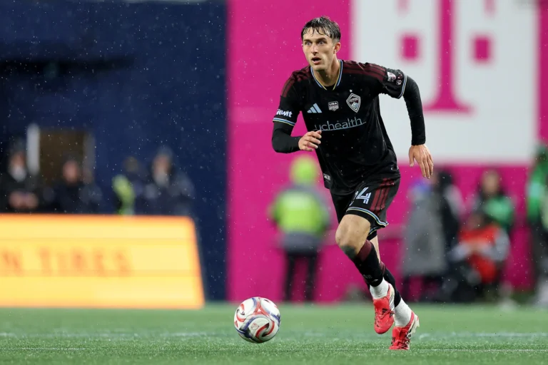 SEATTLE, WASHINGTON - 22 DE FEVEREIRO: Noah Cobb #24 do Colorado Rapids joga bola ders FC durante o primeiro tempo no Lumen Field em 22 de fevereiro de 2026 em Seattle, Washington. (Foto de Steph Chambers/Getty Images)