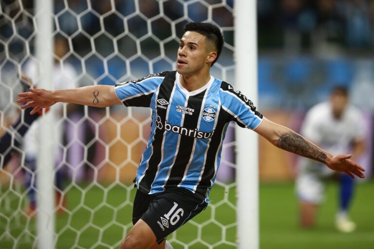Alexandre Aravena, do Grêmio, comemora após marcar o primeiro gol de sua equipe durante a partida entre Grêmio e Fortaleza, válida pelo Brasileirão 2024, na Arena do Grêmio, em 4 de outubro de 2024, em Porto Alegre, Brasil. (Foto de Pedro H. Tesch/Getty Images)