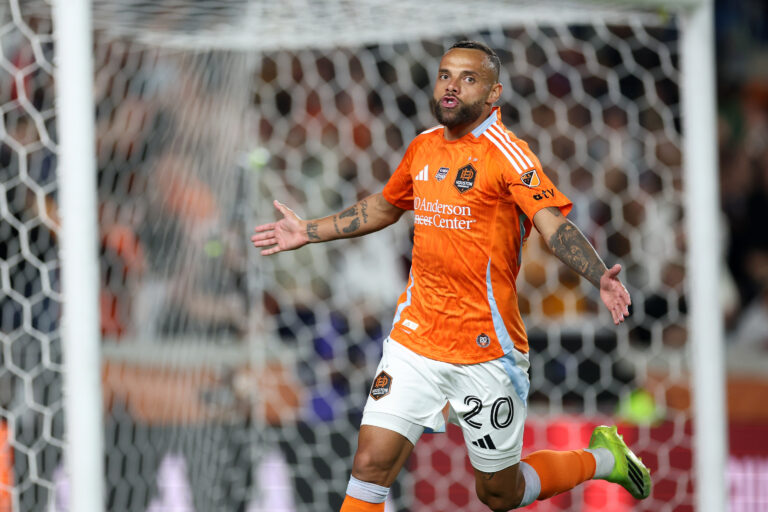 HOUSTON, TEXAS - 21 DE FEVEREIRO: Guilherme Augusto, camisa 20 do Houston Dynamo FC, comemora após marcar um gol no segundo tempo contra o Chicago Fire FC no Shell Energy Stadium em 21 de fevereiro de 2026 em Houston, Texas. (Foto de Tim Warner/Getty Images)