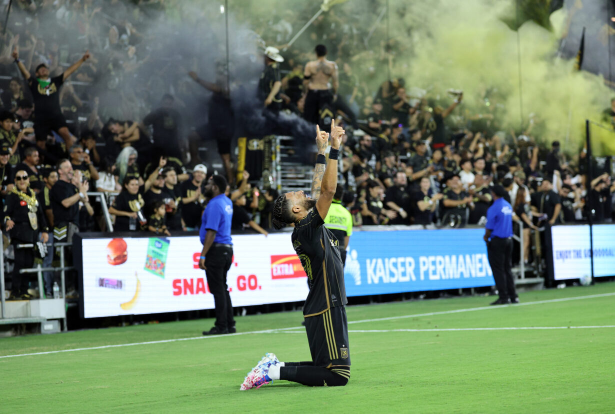 Denis Bouanga, número 99 do Los Angeles FC, comemora após marcar seu segundo gol contra o Real Salt Lake durante o segundo tempo da partida no BMO Stadium em 21 de setembro de 2025 em Los Angeles, Califórnia. (Foto de Kevork Djansezian/Getty Images)