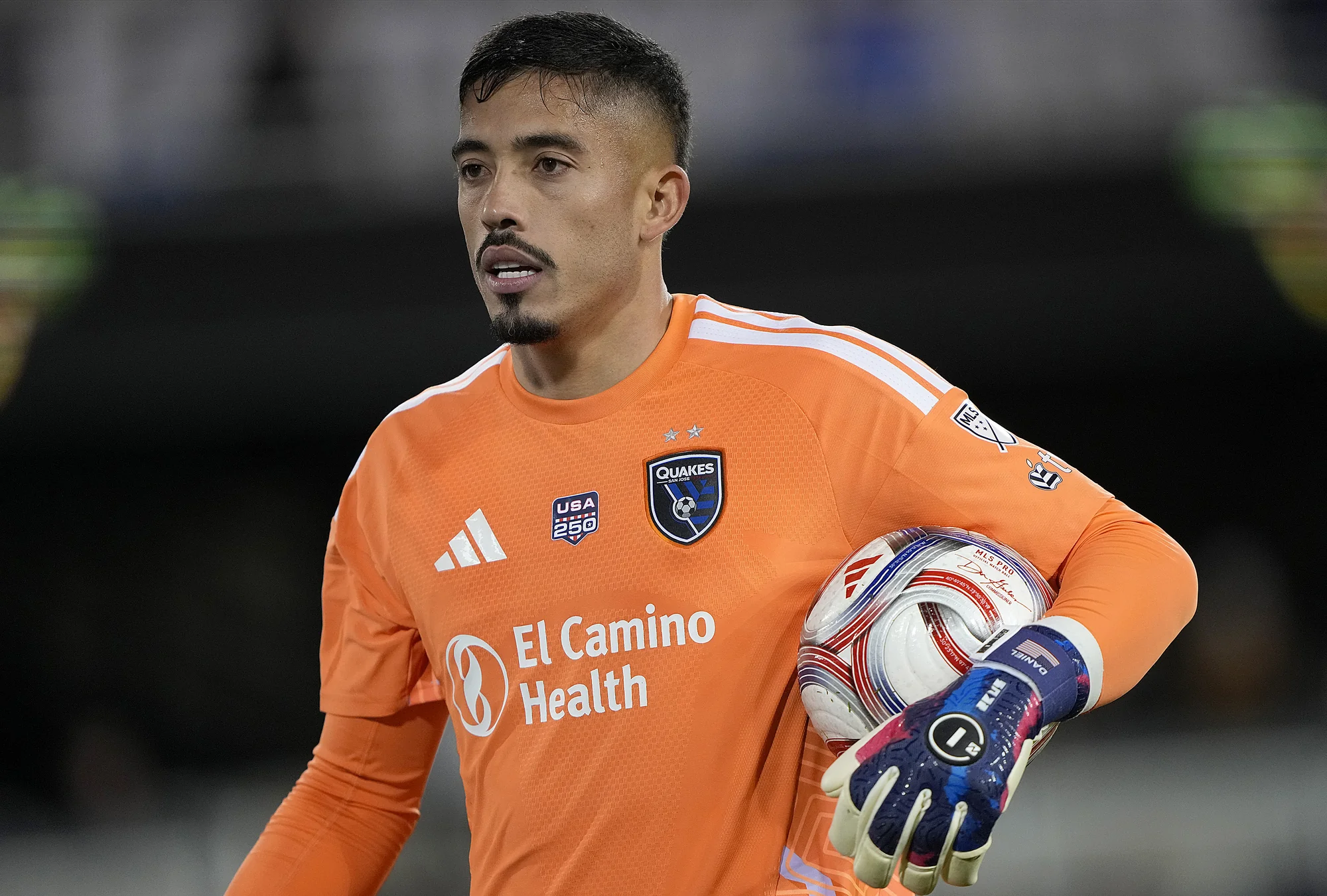 SAN JOSE, CALIFÓRNIA - 21 DE FEVEREIRO: O goleiro Daniel #42 do San Jose Earthquakes enfrenta o Sporting Kansas City durante o segundo tempo no PayPal Park em 21 de fevereiro de 2026 em San Jose, Califórnia. (Foto de Thearon W. Henderson/Getty Images)