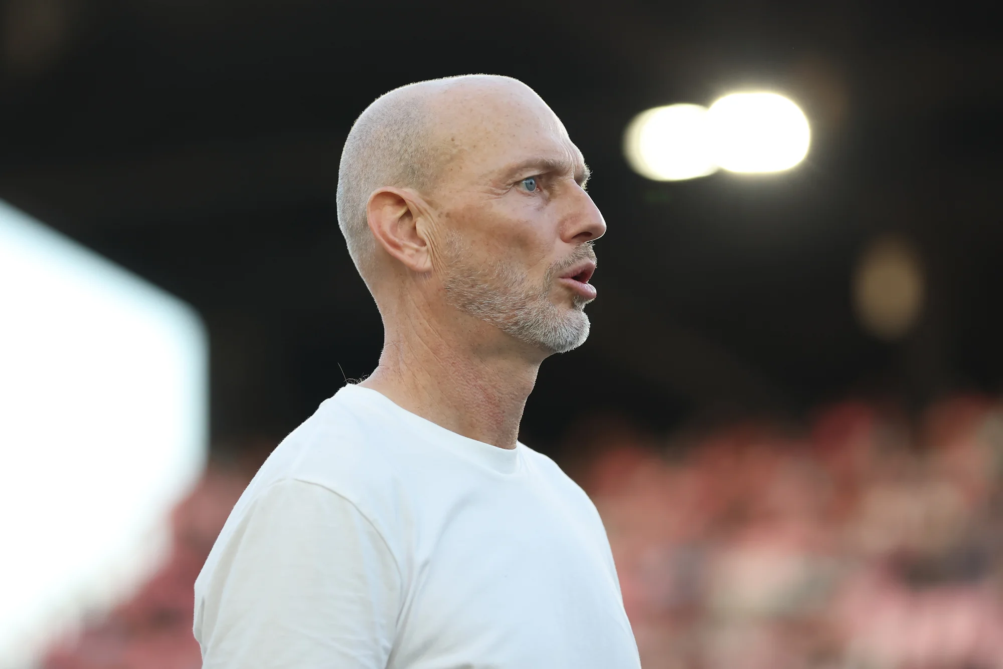 FORT LAUDERDALE, FLÓRIDA - 06 DE DEZEMBRO: Jesper Sorensen, treinador principal do Vancouver Whitecaps FC, reage após a derrota da equipe na partida final da Audi 2025 MLS Cup entre Inter Miami CF e Vancouver Whitecaps FC no Chase Stadium em 06 de dezembro de 2025 em Fort Lauderdale, Flórida. (Foto de Elsa/Getty Images)