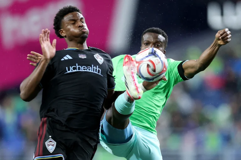 SEATTLE, WASHINGTON - 22 DE FEVEREIRO: Dante Sealy #7 do Colorado Rapids e Nouhou Tolo #5 do Seattle Sounders FC jogam a bola durante o primeiro tempo no Lumen Field em 22 de fevereiro de 2026 em Seattle, Washington. (Foto de Steph Chambers/Getty Images)
