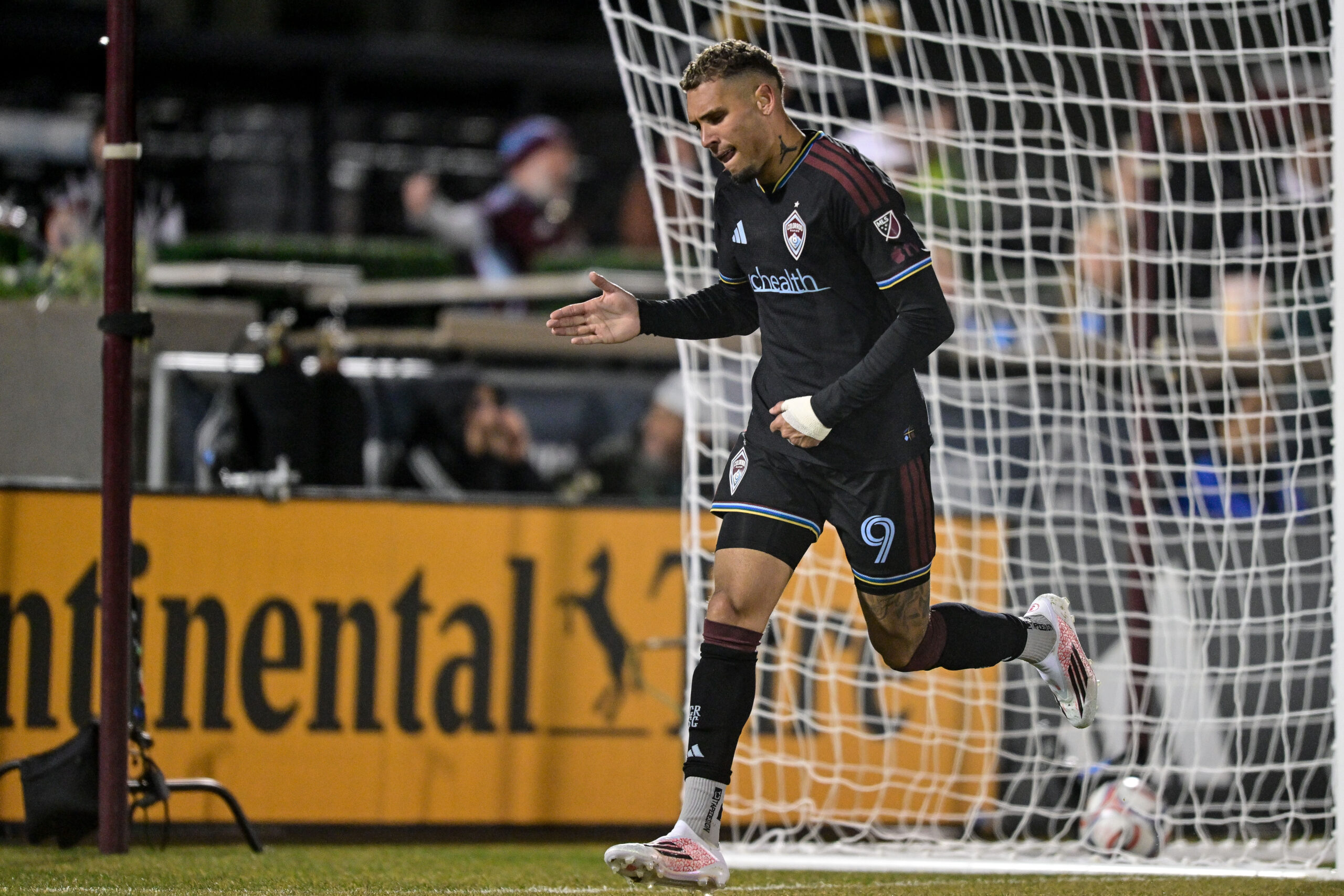 COMMERCE CITY, CO - 7 DE MARÇO: Rafael Navarro, camisa 9 do Colorado Rapids, comemora após marcar um gol no segundo tempo contra o Los Angeles Galaxy durante uma partida no Dick's Sporting Goods Park em 7 de março de 2026 em Commerce City, Colorado. (Foto de Dustin Bradford/Getty Images)