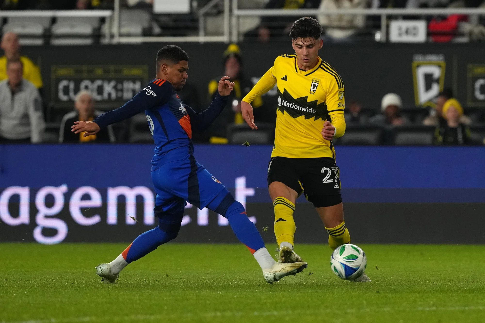 COLUMBUS, OHIO - 02 DE NOVEMBRO: Max Arfsten #27 do Columbus Crew enfrenta Ender Echenique #66 do FC Cincinnati pela bola durante a primeira metade da partida do Playoff da MLS Cup de 2025 no Lower.com Field em 02 de novembro de 2025 em Columbus, Ohio. (Foto de Jason Mowry/Getty Images)