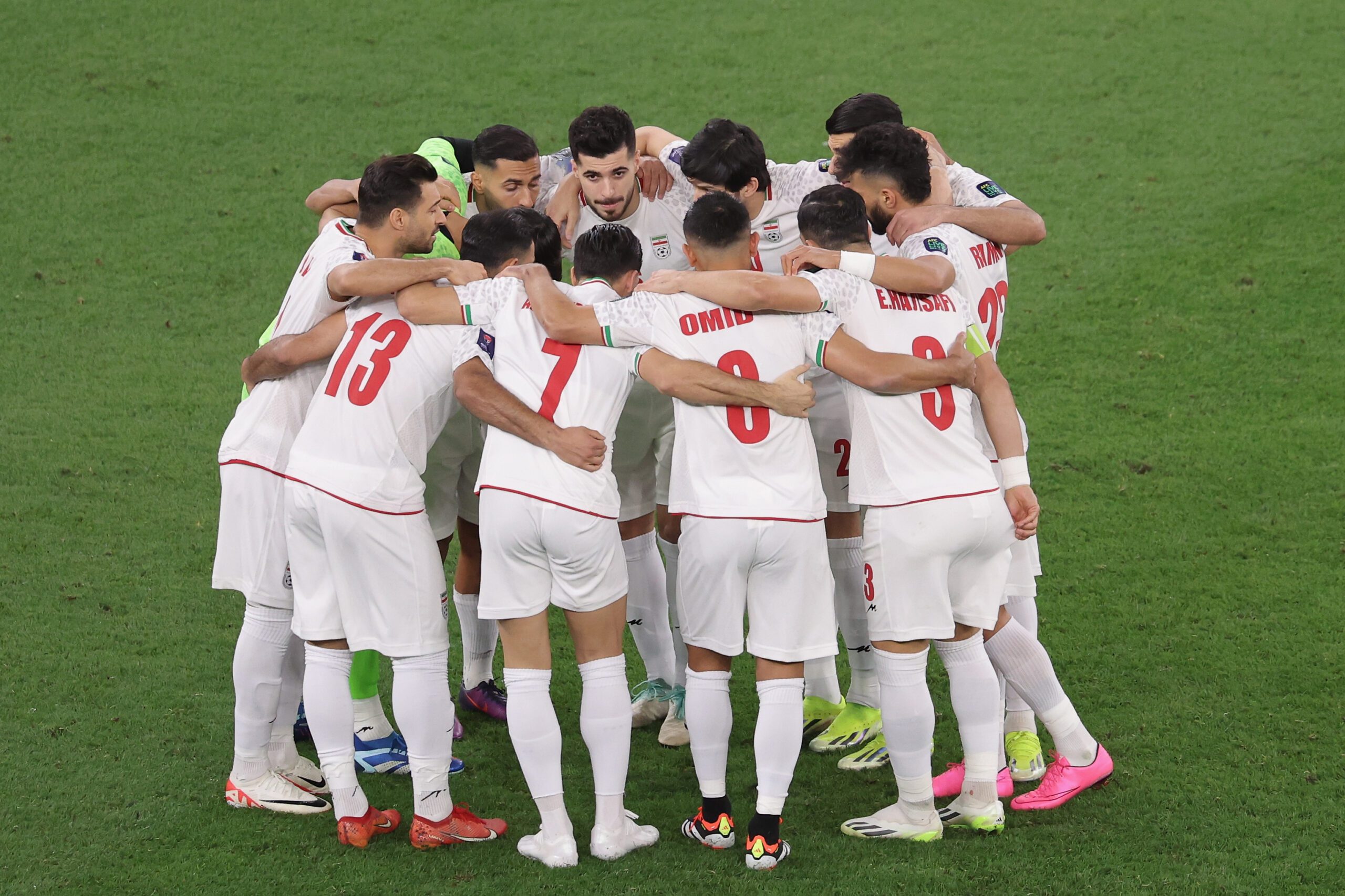 DOHA, CATAR - 7 DE FEVEREIRO: Grupo da seleção iraniana durante a partida da semifinal da Copa da Ásia da AFC entre Irã e Catar, no Estádio Al Thumama, em 7 de fevereiro de 2024, em Doha, Catar. (Foto de Lintao Zhang/Getty Images)