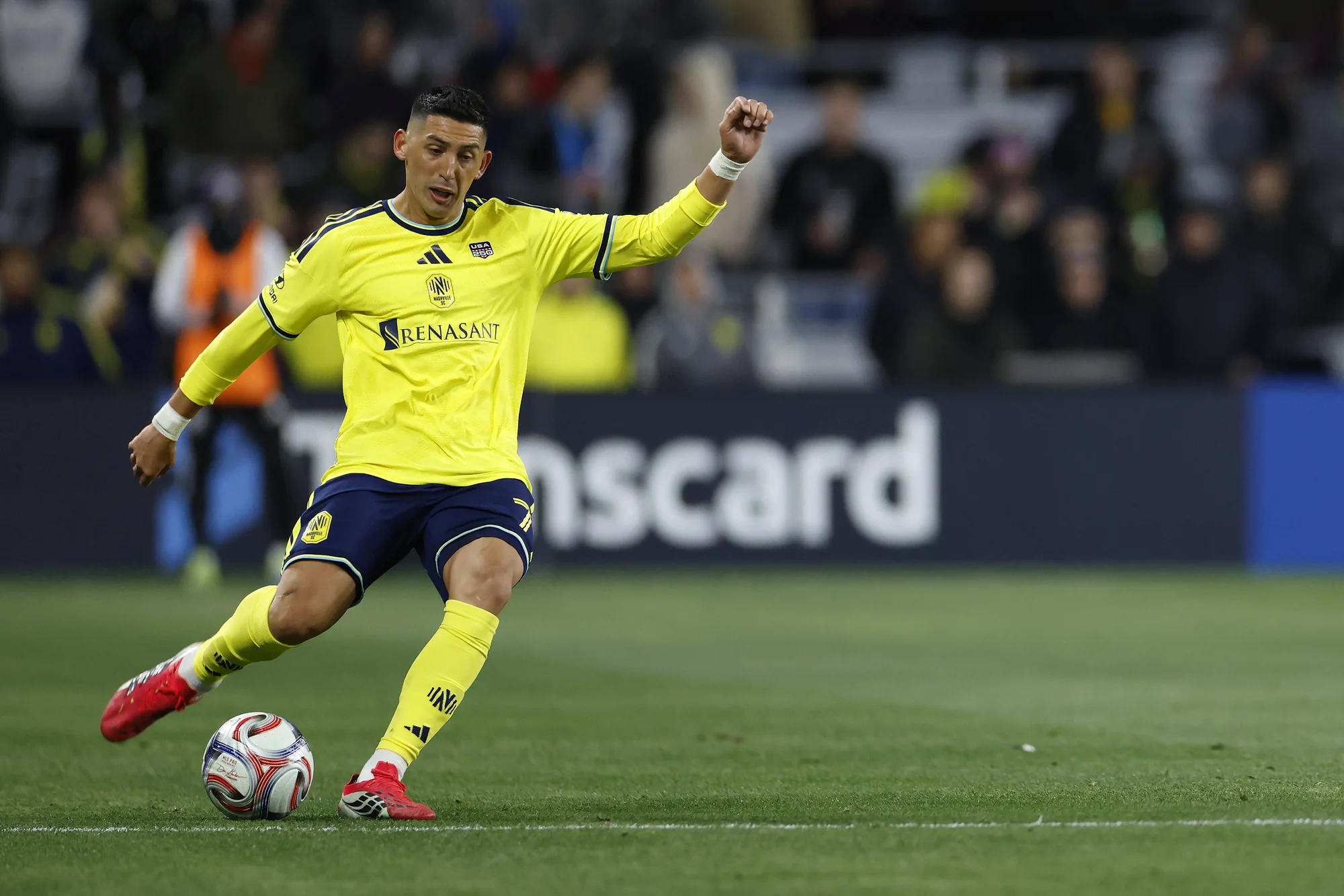 NASHVILLE, TENNESSEE - 21 DE FEVEREIRO: Cristian Espinoza #7 do Nashville SC chuta a bola durante a segunda metade da partida contra o New England Revolution no GEODIS Park em 21 de fevereiro de 2026 em Nashville, Tennessee. (Foto de Johnnie Izquierdo/Getty Images)