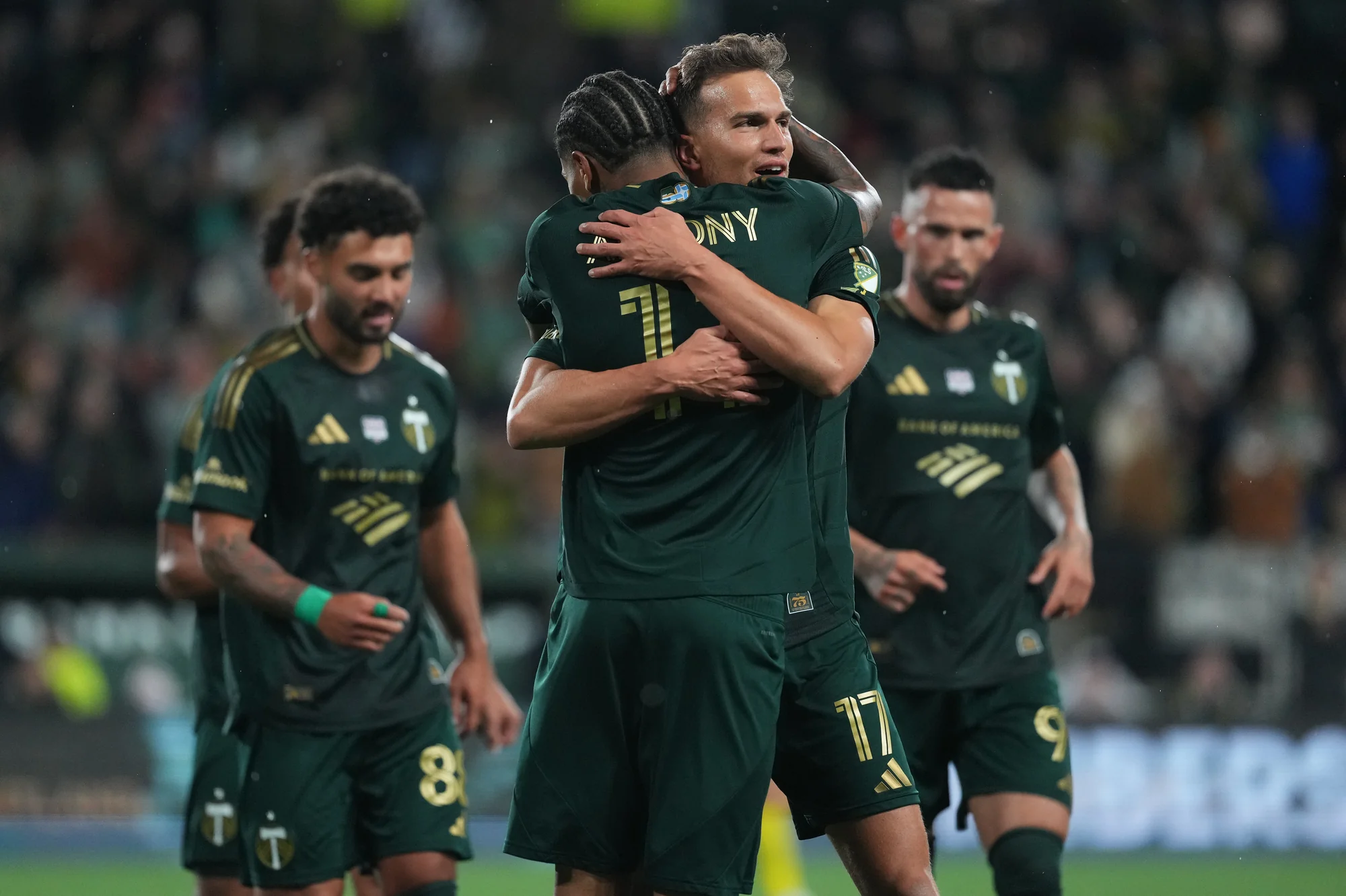 PORTLAND, OREGON - 21 DE FEVEREIRO: Antony Alves Santos #11 do Portland Timbers comemora marcar o segundo gol de sua equipe com colegas de equipe durante o primeiro tempo contra o Columbus Crew no Providence Park em 21 de fevereiro de 2026 em Portland, Oregon. (Foto de Soobum Im/Getty Images)