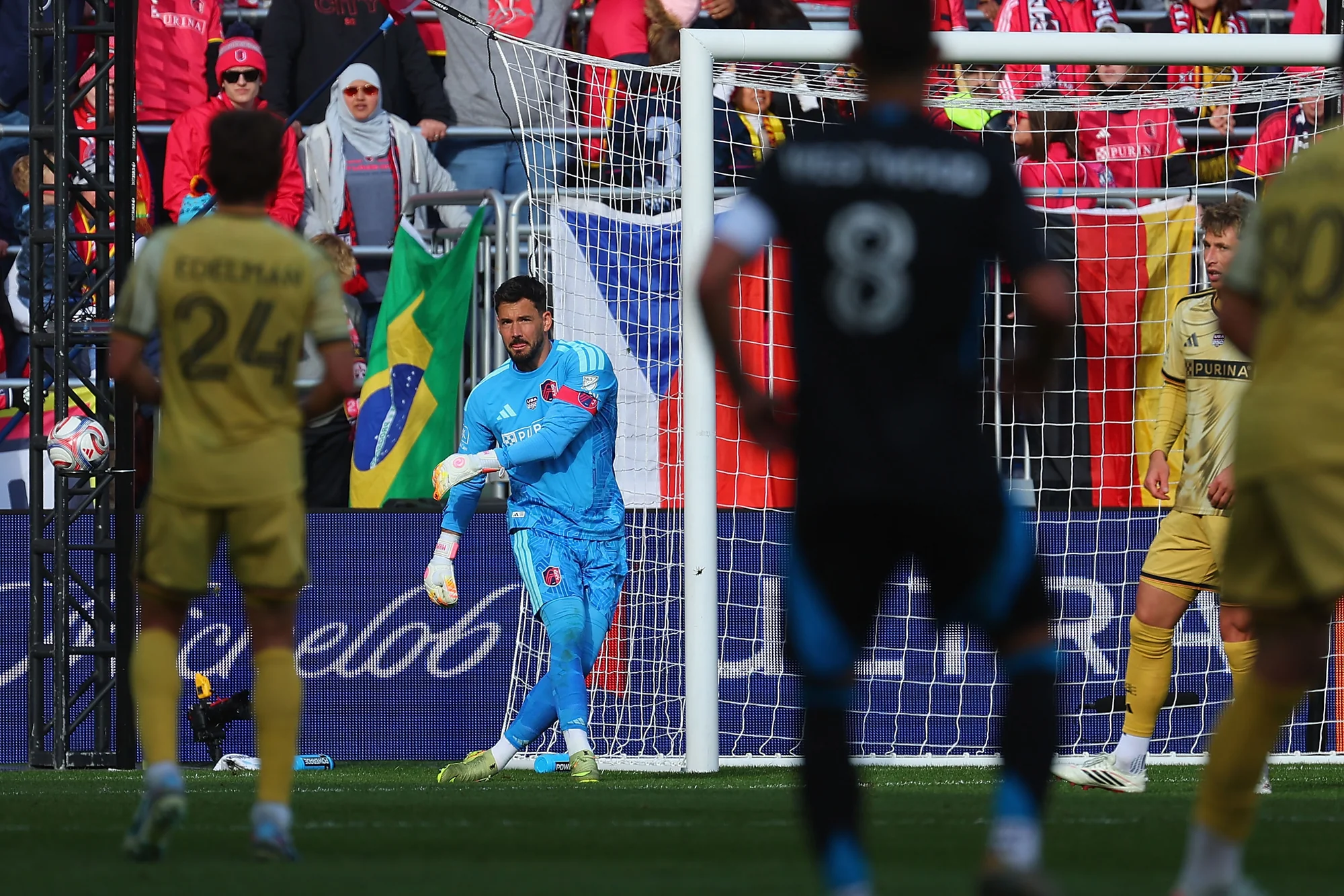 ST LOUIS, MISSOURI - 21 DE FEVEREIRO: Roman Bürki #1 do St. Louis City limpa a bola contra o Charlotte FC no segundo tempo no Energizer Park em 21 de fevereiro de 2026 em St Louis, Missouri. (Foto de Dilip Vishwanat/Getty Images)