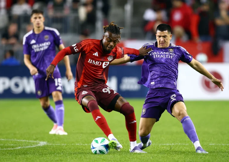 TORONTO, ON - 18 DE OUTUBRO: Jules-Anthony Vilsaint #99 do Toronto FC e César Araújo #5 do Orlando City lutam pela bola durante a segunda metade do jogo no BMO Field em 18 de outubro de 2025 em Toronto, Ontário, Canadá. (Foto de Vaughn Ridley/Getty Images)