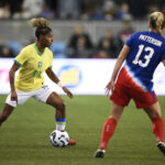 SAN JOSE, CALIFÓRNIA – 8 de abril: Luany, nº 19 do Brasil, dribla Avery Patterson, nº 13 dos Estados Unidos, no primeiro tempo, no PayPal Park, em 8 de abril de 2025, em San Jose, Califórnia. (Foto de Eakin Howard/Getty Images)