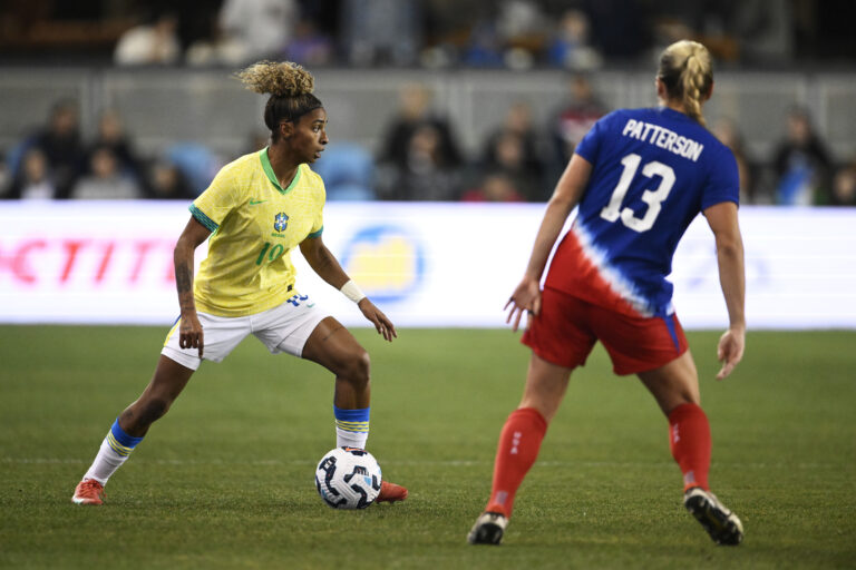 SAN JOSE, CALIFÓRNIA – 8 de abril: Luany, nº 19 do Brasil, dribla Avery Patterson, nº 13 dos Estados Unidos, no primeiro tempo, no PayPal Park, em 8 de abril de 2025, em San Jose, Califórnia. (Foto de Eakin Howard/Getty Images)