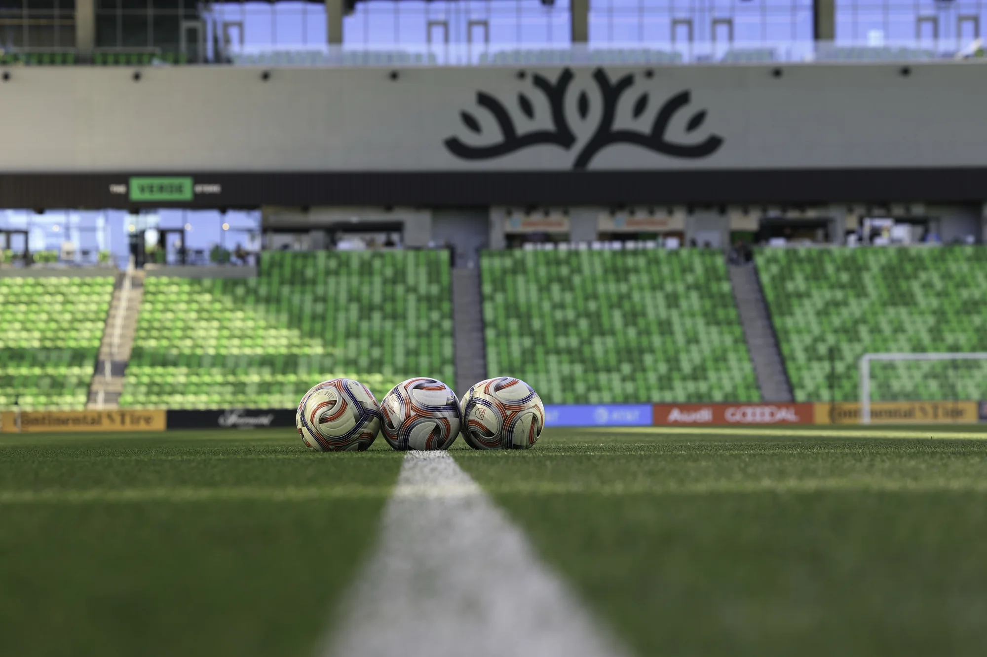 AUSTIN, TEXAS - 21 DE MARÇO: Uma vista geral das bolas Adidas MLS Pro no gramado antes de uma partida de futebol entre Los Angeles FC e Austin FC no Q2 Stadium em 21 de março de 2026, em Austin, Texas. (Foto por Daniel Jefferson/Getty Images)