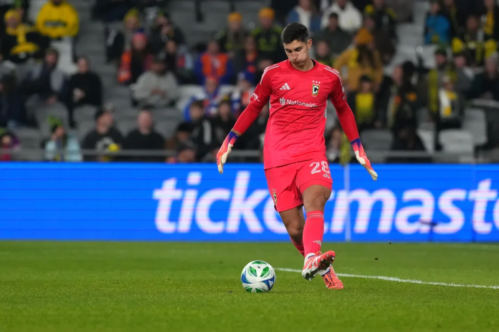 COLUMBUS, OHIO - 02 DE NOVEMBRO: Patrick Schulte #28 do Columbus Crew passa a bola durante a segunda metade da partida dos playoffs da MLS Cup de 2025 contra o FC Cincinnati no Lower.com Field em 02 de novembro de 2025 em Columbus, Ohio. (Foto por Jason Mowry/Getty Images)