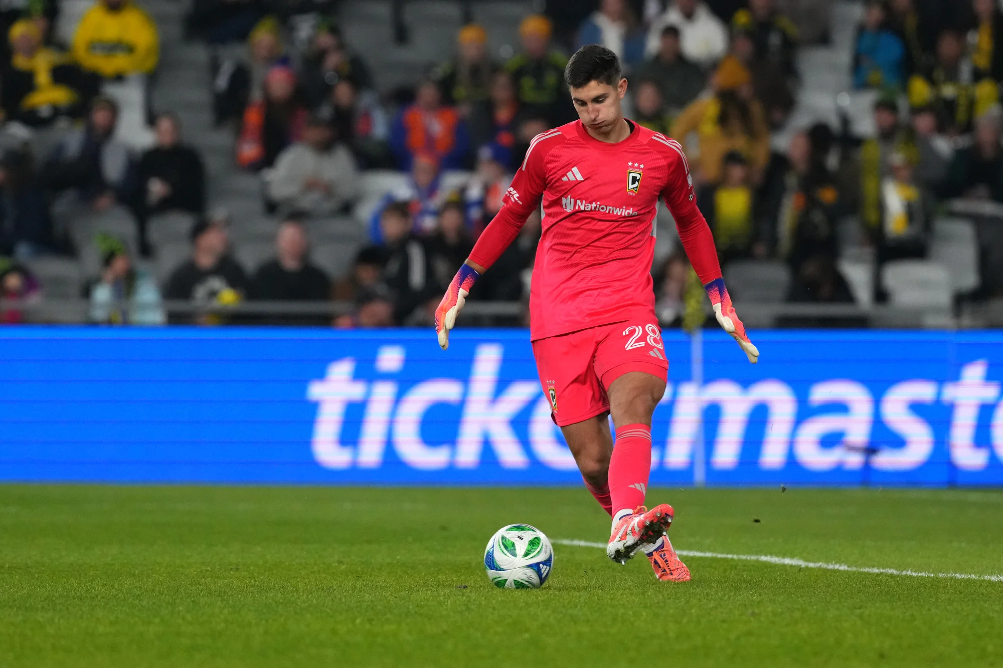 COLUMBUS, OHIO - 02 DE NOVEMBRO: Patrick Schulte #28 do Columbus Crew passa a bola durante a segunda metade da partida dos playoffs da MLS Cup de 2025 contra o FC Cincinnati no Lower.com Field em 02 de novembro de 2025 em Columbus, Ohio. (Foto por Jason Mowry/Getty Images)