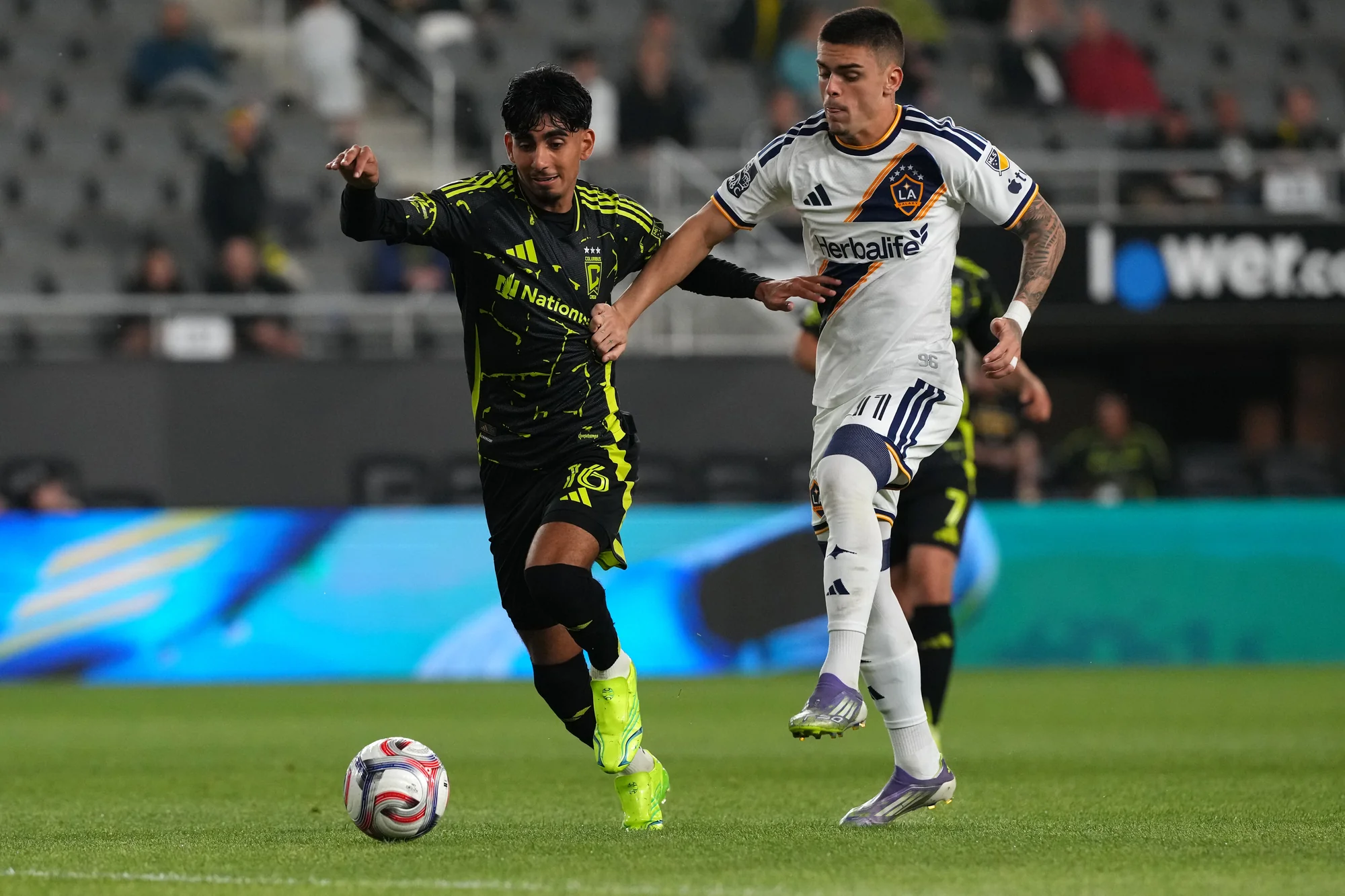 COLUMBUS, OHIO - 22 DE ABRIL: Taha Habroune #16 do Columbus Crew controla a bola contra Gabriel Pec #11 do LA Galaxy durante a segunda metade do jogo da MLS no ScottsMiracle-Gro Field em 22 de abril de 2026 em Columbus, Ohio. (Foto por Jason Mowry/Getty Images)