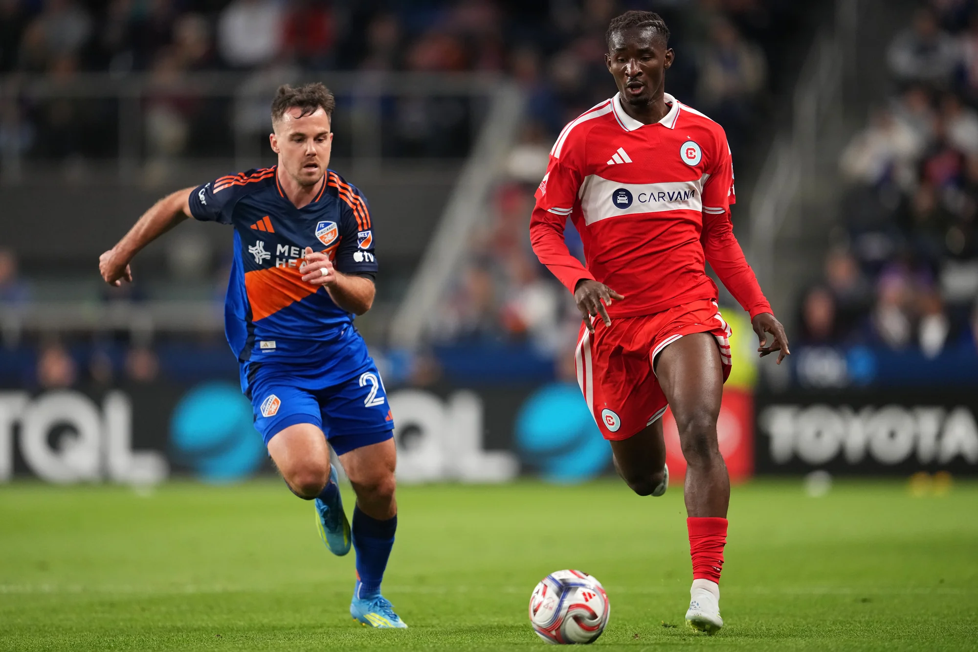 CINCINNATI, OHIO - 18 DE ABRIL: O meio-campista Dje D’avilla #42 do Chicago Fire FC controla a bola contra o meio-campista Pavel Bucha #20 do FC Cincinnati durante o jogo no TQL Stadium em 18 de abril de 2026 em Cincinnati, Ohio. (Foto por Jeff Dean/Getty Images)