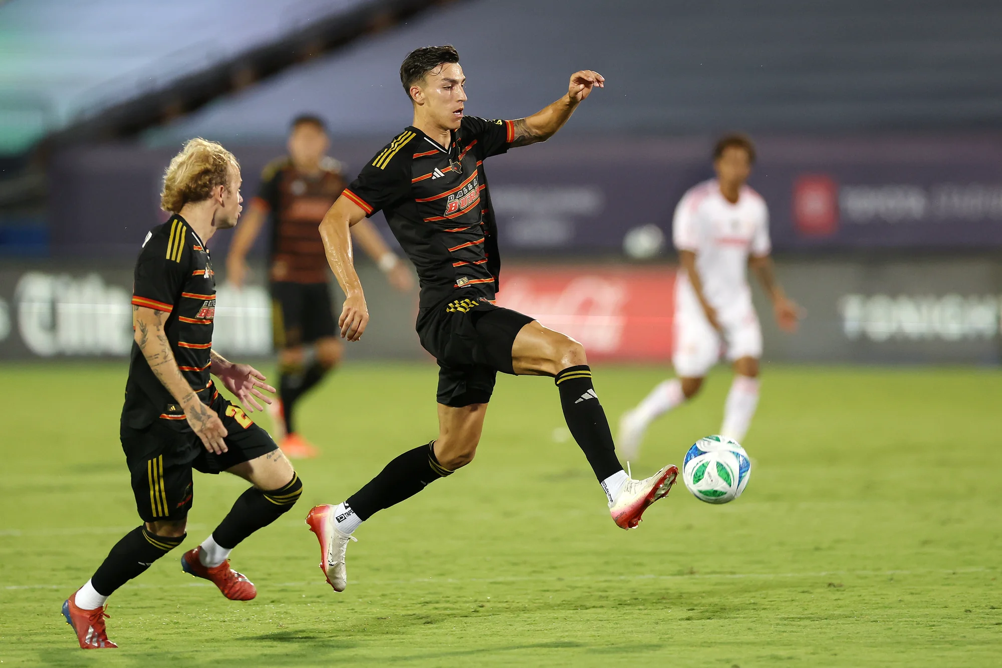 FRISCO, TEXAS - 19 DE JULHO: Petar Musa #9 do FC Dallas controla a bola contra o St. Louis City durante a segunda etapa no Toyota Stadium em 19 de julho de 2025 em Frisco, Texas. (Foto por Stacy Revere/Getty Images)