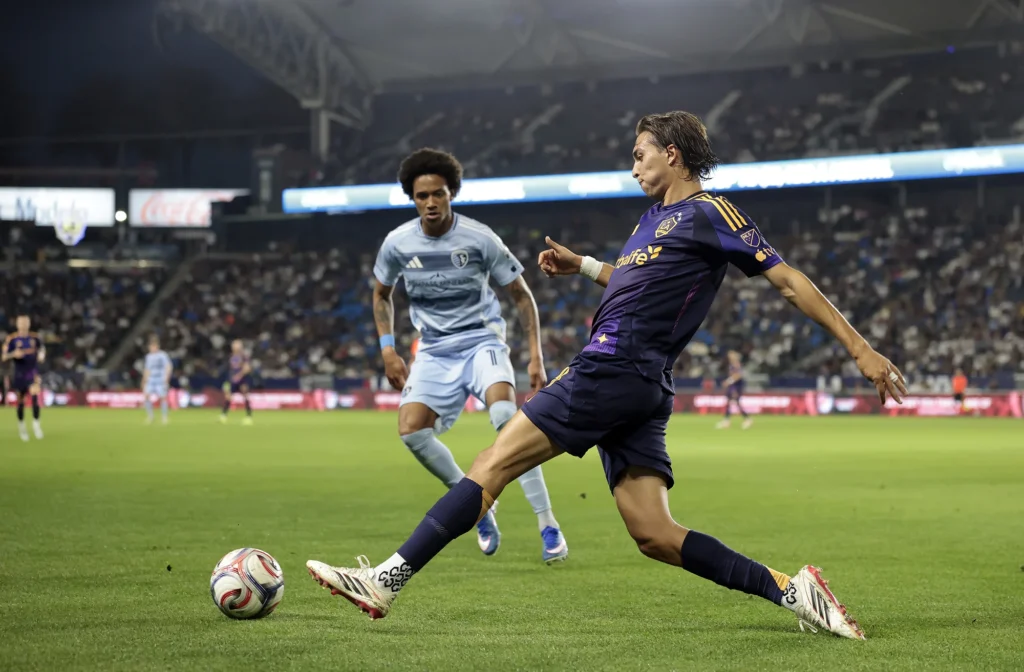 CARSON, CALIFÓRNIA - 14 DE MARÇO: Julián Aude #3 do Los Angeles Galaxy controla a bola contra Calvin Harris #11 do Sporting Kansas City durante a segunda etapa no Dignity Health Sports Park em 14 de março de 2026 em Carson, Califórnia. (Foto por Ronald Martinez/Getty Images)