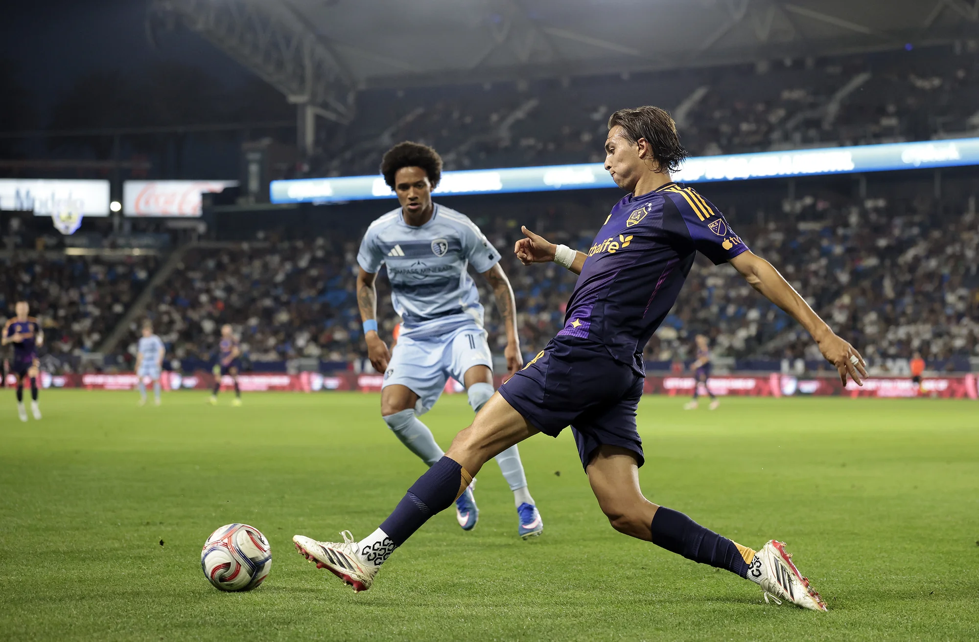 CARSON, CALIFÓRNIA - 14 DE MARÇO: Julián Aude #3 do Los Angeles Galaxy controla a bola contra Calvin Harris #11 do Sporting Kansas City durante a segunda etapa no Dignity Health Sports Park em 14 de março de 2026 em Carson, Califórnia. (Foto por Ronald Martinez/Getty Images)