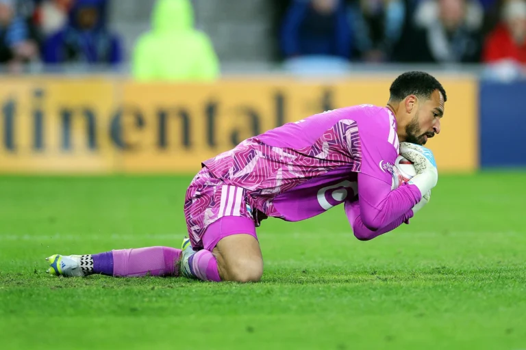 ST PAUL, MINNESOTA - 18 DE ABRIL: Drake Callender #12 do Minnesota United FC faz uma defesa contra o Portland Timbers na segunda etapa no Allianz Field em 18 de abril de 2026 em St Paul, Minnesota. O Minnesota venceu o Portland por 2-0. (Foto por David Berding/Getty Images)
