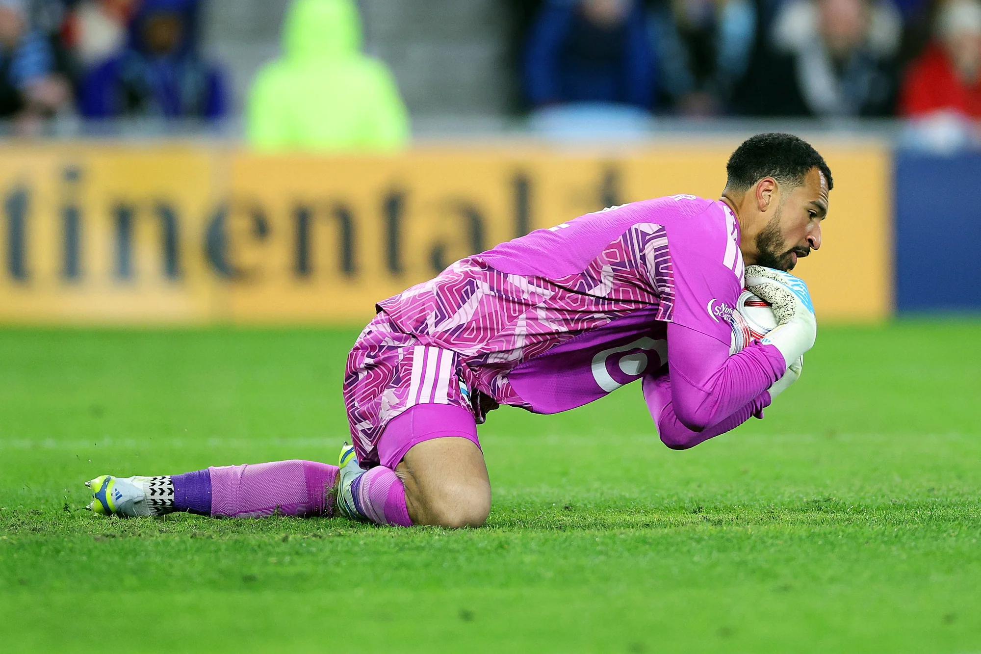 ST PAUL, MINNESOTA - 18 DE ABRIL: Drake Callender #12 do Minnesota United FC faz uma defesa contra o Portland Timbers na segunda etapa no Allianz Field em 18 de abril de 2026 em St Paul, Minnesota. O Minnesota venceu o Portland por 2-0. (Foto por David Berding/Getty Images)