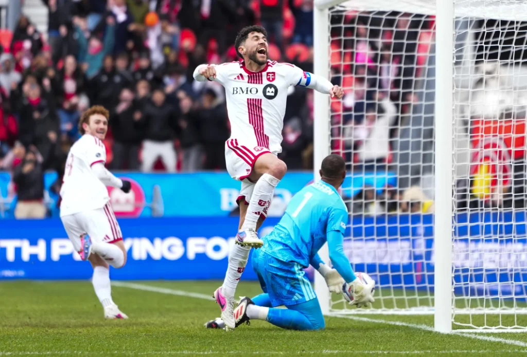 TORONTO, CANADÁ - 4 DE ABRIL: Jonathan Osorio #21 do Toronto FC comemora o gol do companheiro de equipe Josh Sargent #9 contra Zack Steffen #1 do Colorado Rapids durante a segunda metade do jogo de futebol da MLS no BMO Field em 4 de abril de 2026 em Toronto, Ontário, Canadá. (Foto por Mark Blinch/Getty Images)