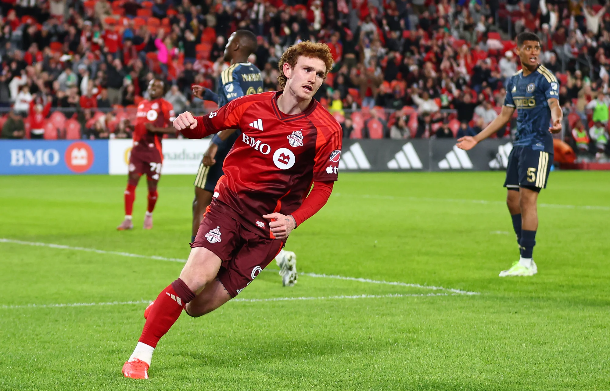 TORONTO, ON - 22 DE ABRIL: Josh Sargent #9 do Toronto FC comemora após marcar um gol durante a segunda metade do jogo contra o Philadelphia Union no BMO Field em 22 de abril de 2026, em Toronto, Ontário, Canadá. (Foto por Vaughn Ridley/Getty Images)