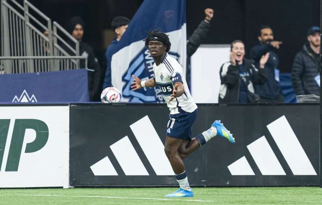 VANCOUVER, CANADA - 17 DE ABRIL: Emmanuel Sabbi #11 do Vancouver Whitecaps FC comemora após marcar um gol durante a ação da MLS contra o Sporting Kansas City no BC Place em 17 de abril de 2026 em Vancouver, Canada. (Foto por Rich Lam/Getty Images)