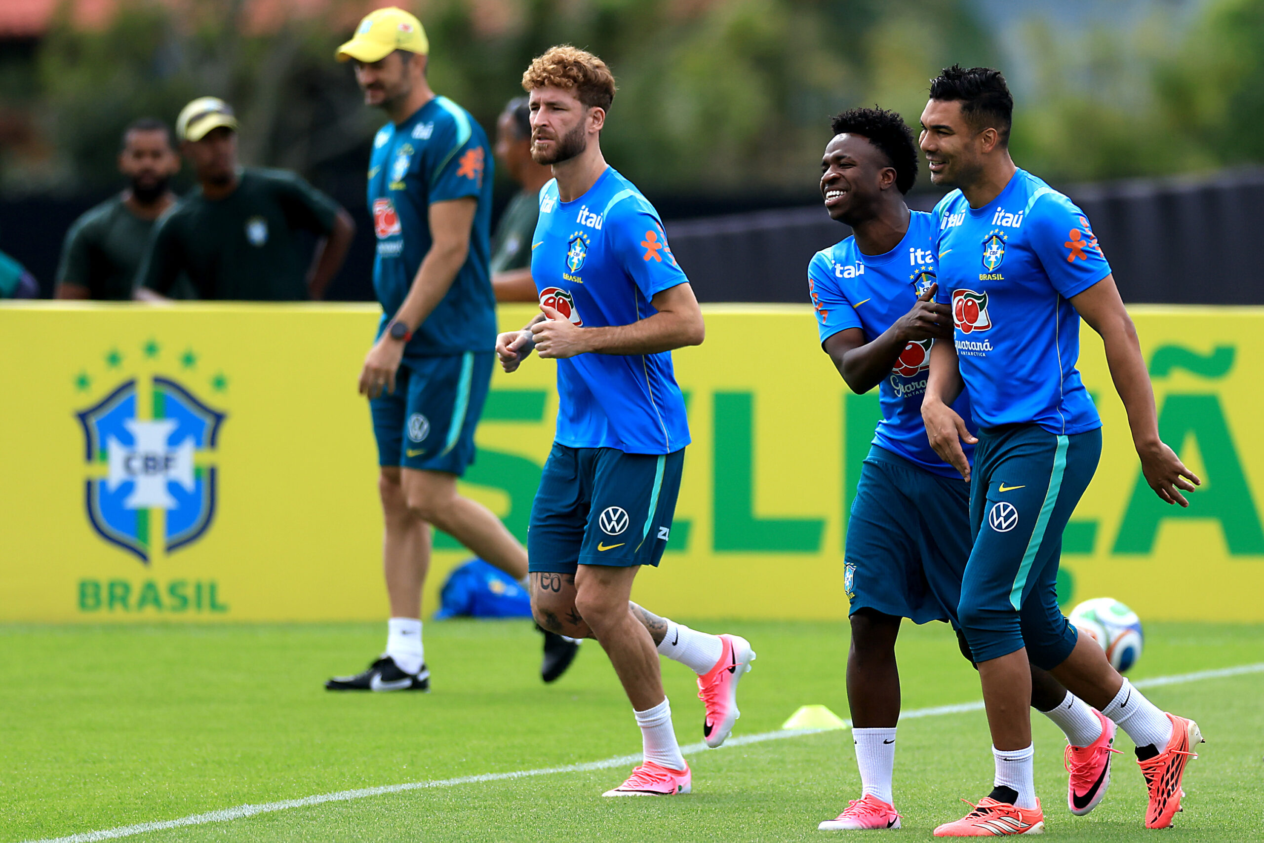TERESÓPOLIS, BRASIL - 30 DE MAIO: Ryan (E) conversa com Endrick durante um treino da seleção brasileira de futebol no centro de treinamento Granja Comary, em Teresópolis, Brasil, em 30 de maio de 2026. (Foto de Buda Mendes/Getty Images)