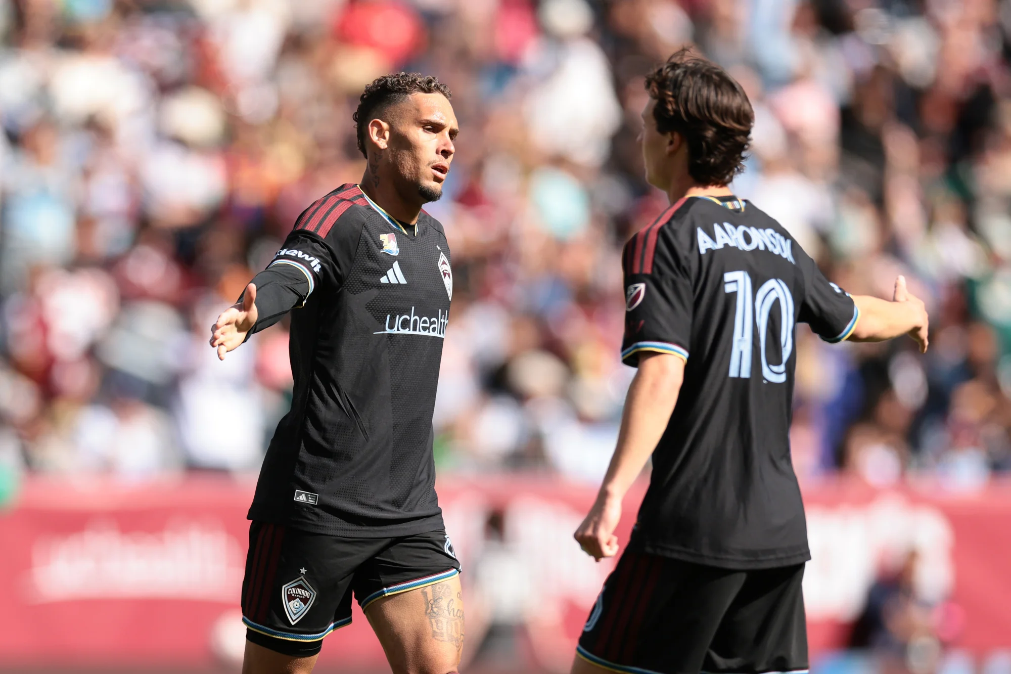 DENVER, COLORADO - 18 DE ABRIL: Rafael Navarro #9 do Colorado Rapids comemora marcar o primeiro gol de sua equipe com o companheiro de time Paxten Aaronson #10 durante a partida da MLS entre Colorado Rapids e Inter Miami CF no Empower Field At Mile High em 18 de abril de 2026 em Denver, Colorado. (Foto por Andrew Wevers/Getty Images)