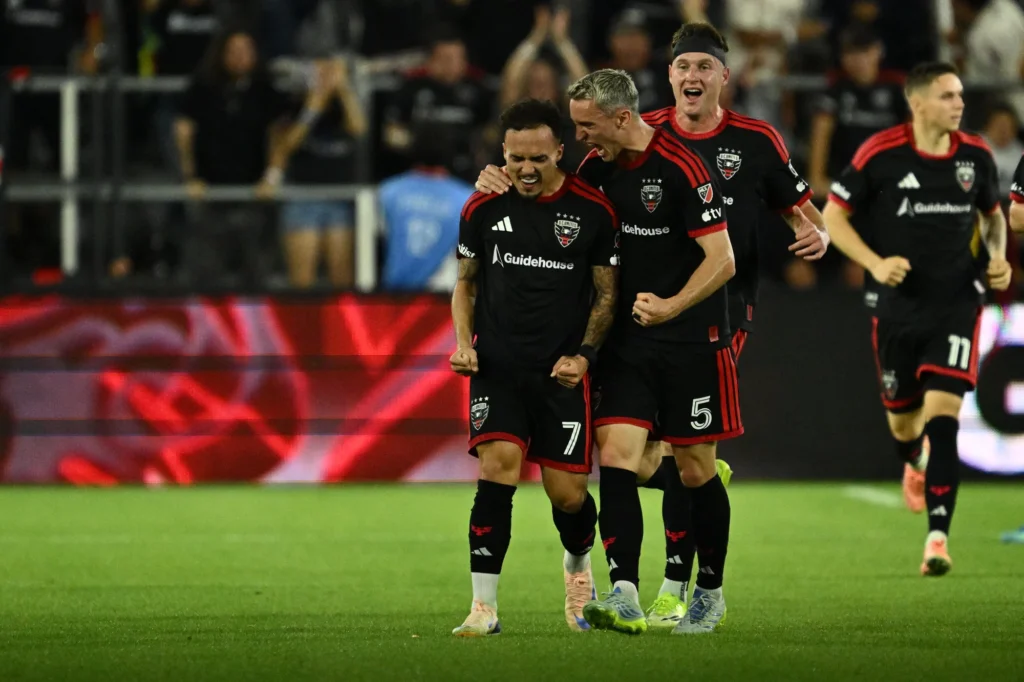 WASHINGTON, DC - 16 DE MAIO: Joao Peglow #7 do DC United comemora com Silvan Hefti #5 após marcar um gol na segunda etapa contra o St. Louis CITY FC no Audi Field em 16 de maio de 2026, em Washington, DC. (Foto por Jamie Sabau/Getty Images)