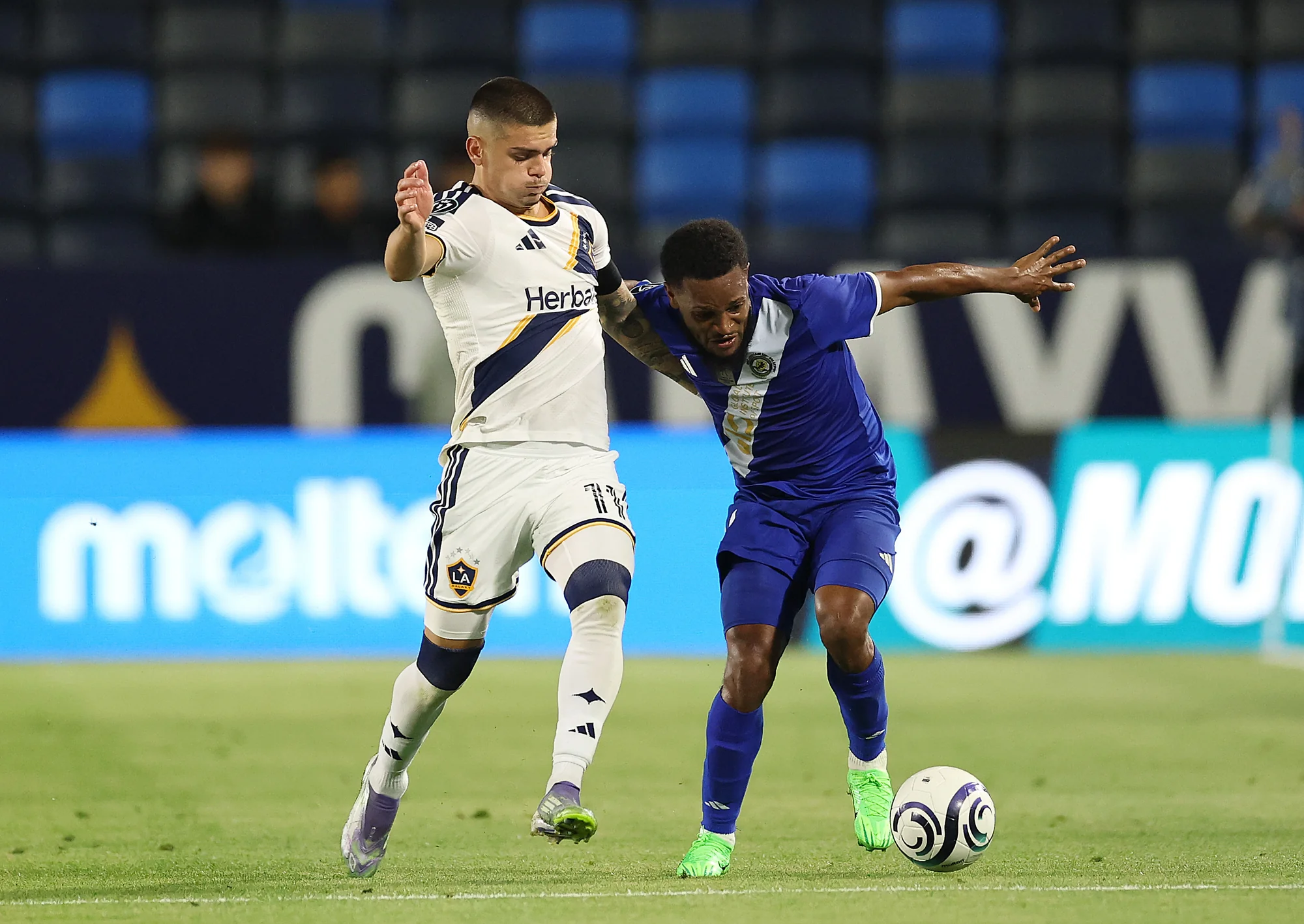 CARSON, CALIFÓRNIA - 11 DE MARÇO: Alex Marshall #11 do Mount Pleasant FA controla a bola contra Gabriel Pec #11 do LA Galaxy na primeira metade no Dignity Health Sports Park em 11 de março de 2026 em Carson, Califórnia. (Foto por Ronald Martinez/Getty Images)