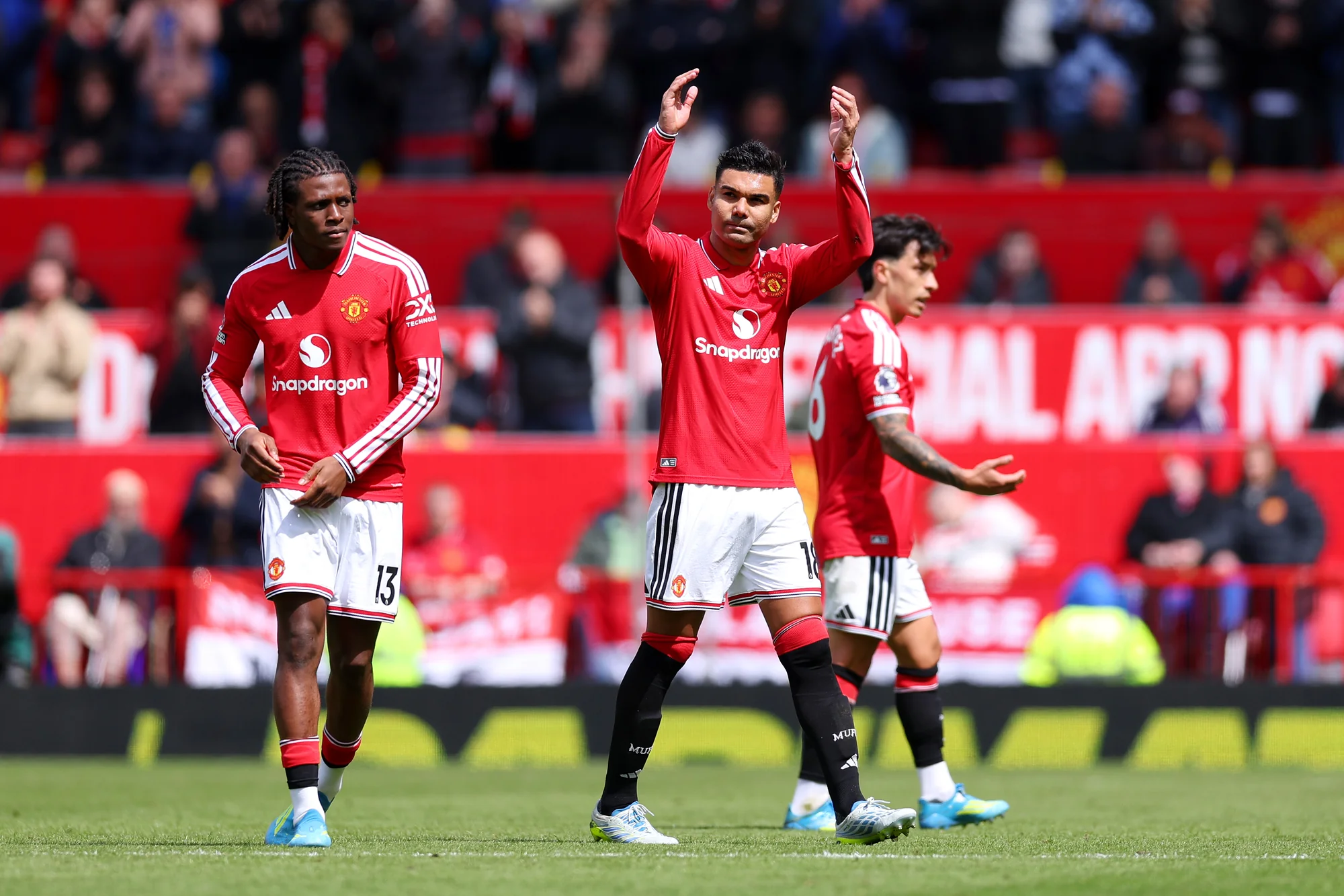 MANCHESTER, INGLATERRA - 17 DE MAIO: Casemiro, do Manchester United, acena para os torcedores após ser substituído durante a partida da Premier League entre Manchester United e Nottingham Forest no Old Trafford em 17 de maio de 2026, em Manchester, Inglaterra. (Foto por Molly Darlington/Getty Images)