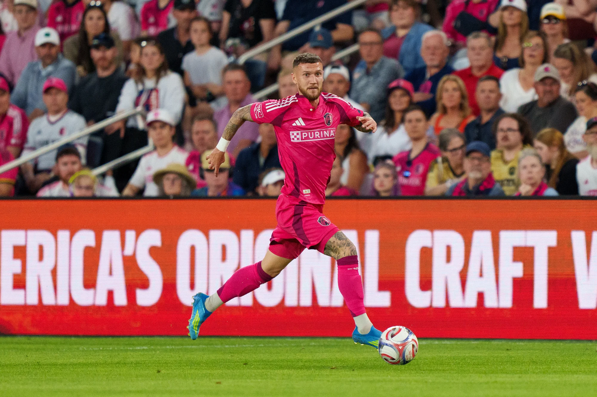 ST LOUIS, MISSOURI - 25 DE ABRIL: Marcel Hartel #17 do St. Louis CITY SC controla a bola durante a partida da MLS entre St. Louis CITY SC e San Jose Earthquakes no Energizer Park em 25 de abril de 2026 em St Louis, Missouri. (Foto por Chris Carter/Getty Images)