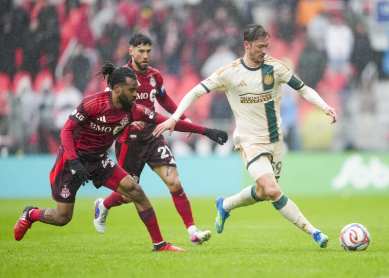 TORONTO, CANADÁ - 25 DE ABRIL: Alexey Miranchuk #59 do Atlanta United corre com a bola contra Raheem Edwards #44 do Toronto FC durante a primeira metade do jogo de futebol da MLS no BMO Field em 25 de abril de 2026 em Toronto, Ontário, Canadá. (Foto por Mark Blinch/Getty Images)