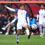 TORONTO, ON - 31 DE MARÇO: Martin Experience, número 8 do Haiti, faz embaixadinhas durante um amistoso internacional contra a Islândia em 31 de março de 2026 em Toronto, Ontário, Canadá. (Foto de Vaughn Ridley/Getty Images)